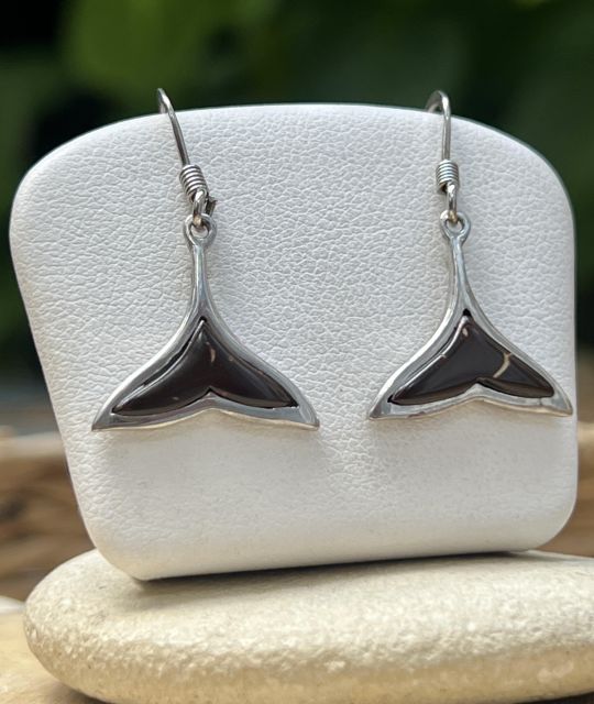 Boucles d’oreilles raie manta en argent rhodié, inspirées par les lagons du Pacifique et la valorisation des richesses naturelles des îles. Un bijou élégant et engagé