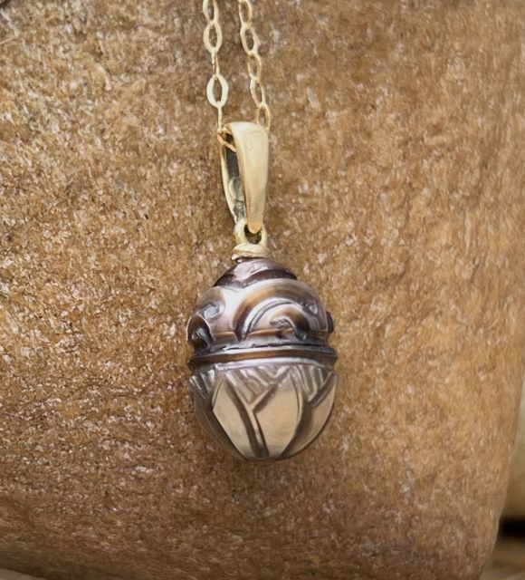 Bijou en perle de Tahiti aux reflets rares et lustre exceptionnel. Certificat d’authenticité et livraison sécurisée – Poemotu.