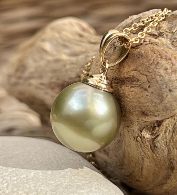 Découvrez ce pendentif et sa véritable et incroyable perle de Tahiti vert doré au lustre éclatant - dans le TOP 3 des plus belles perles de Tahiti