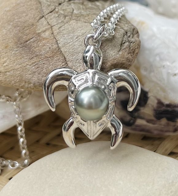 Découvrez le pendentif tortue en véritable perle de culture de Tahiti - finesse du détail - certificat GIA - livraison gratuite