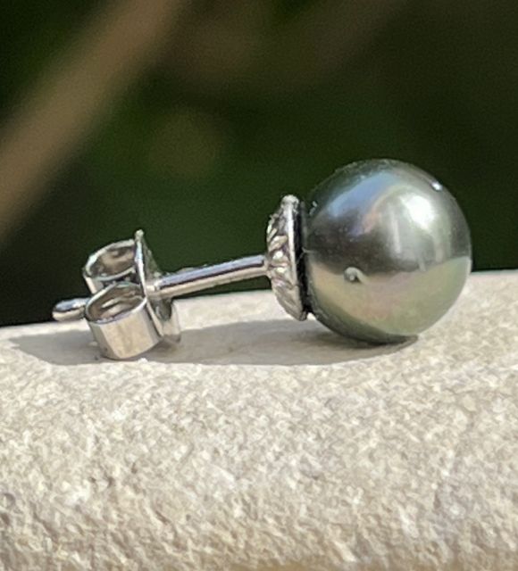 Un solo brillo. Una presencia verdadera. Épure es un pendiente vendido por unidad, como un guiño a la naturalidad y a la imperfección asumida.