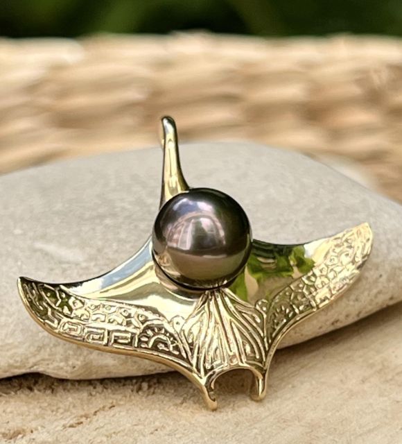 Bijou en perle de Tahiti aux reflets rares et lustre exceptionnel. Certificat d’authenticité et livraison sécurisée – Poemotu.