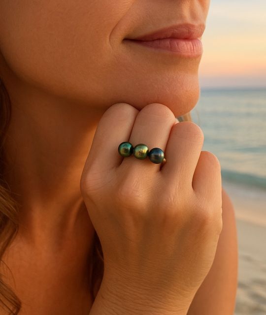 Découvrez une création magnifique de Poemotu, la bague Toru Here, témoignez l'amour, célébrez la Polynésie française avec cette bague de créateur certifiée