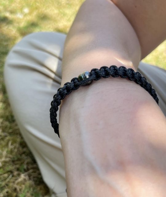 Bijou en perle de Tahiti aux reflets rares et lustre exceptionnel. Certificat d’authenticité et livraison sécurisée – Poemotu.