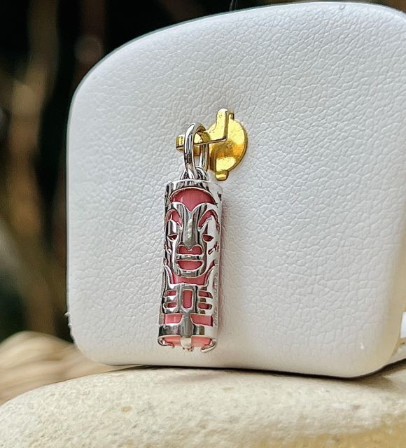 Inspiré des traditions ancestrales, ce bijou talisman allie force spirituelle et douceur du cœur.