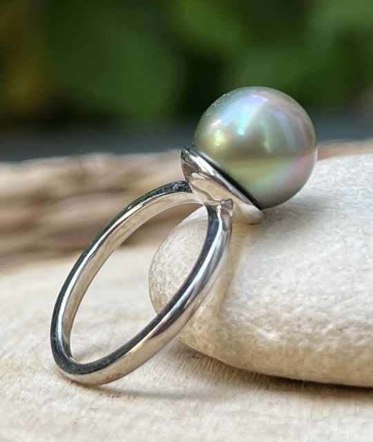 Ajoutez à votre boîte à bijou une pièce unique à travers cette perle de culture de Tahiti aux nuances "bleue pacific sunset" sur une monture en argent