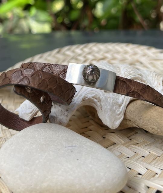 Bijou en perle de Tahiti aux reflets rares et lustre exceptionnel. Certificat d’authenticité et livraison sécurisée – Poemotu.