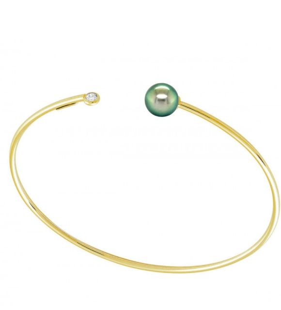 Star, this magnificent bracelet is adorned with a rare 9/10mm Tahitian pearl, a sparkling natural white diamond enhances the ensemble for an unforgettable brilliance.
