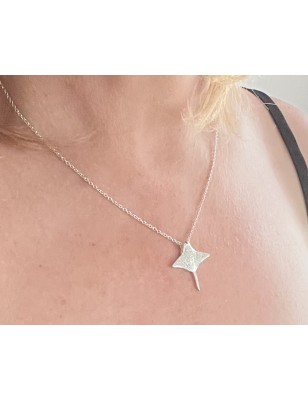 pendentif or 750/00 1,80 grammes et diamants 0,22ct raie manta