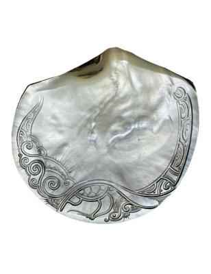 Manta raya grabada en nácar de Tahití