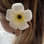 Barrette Fleur Frangipanier Perle de Tahiti Nuance Foncée