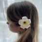 ダークシェードのプルメリアフラワーヘアクリップ（タヒチアンパール付き）