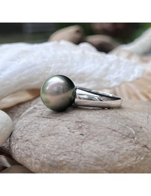 Кольцо из родированного серебра с таитянским жемчугом.
