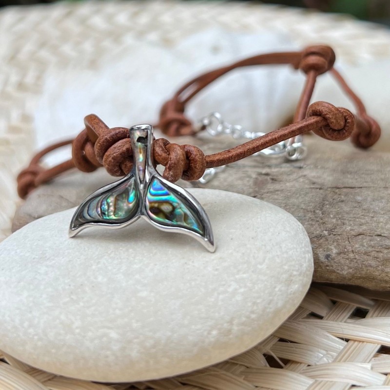 Anui - Collana in pelle con coda di delfino e madreperla abalone