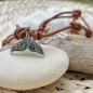 Anui - Кожаное колье с хвостом дельфина и перламутровыми вставками из морского ушка.