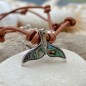Anui - Collana in pelle con coda di delfino e madreperla abalone