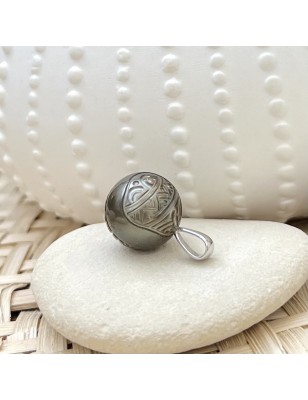 Colgante de plata rodiada con perla grabada, 14,74 mm