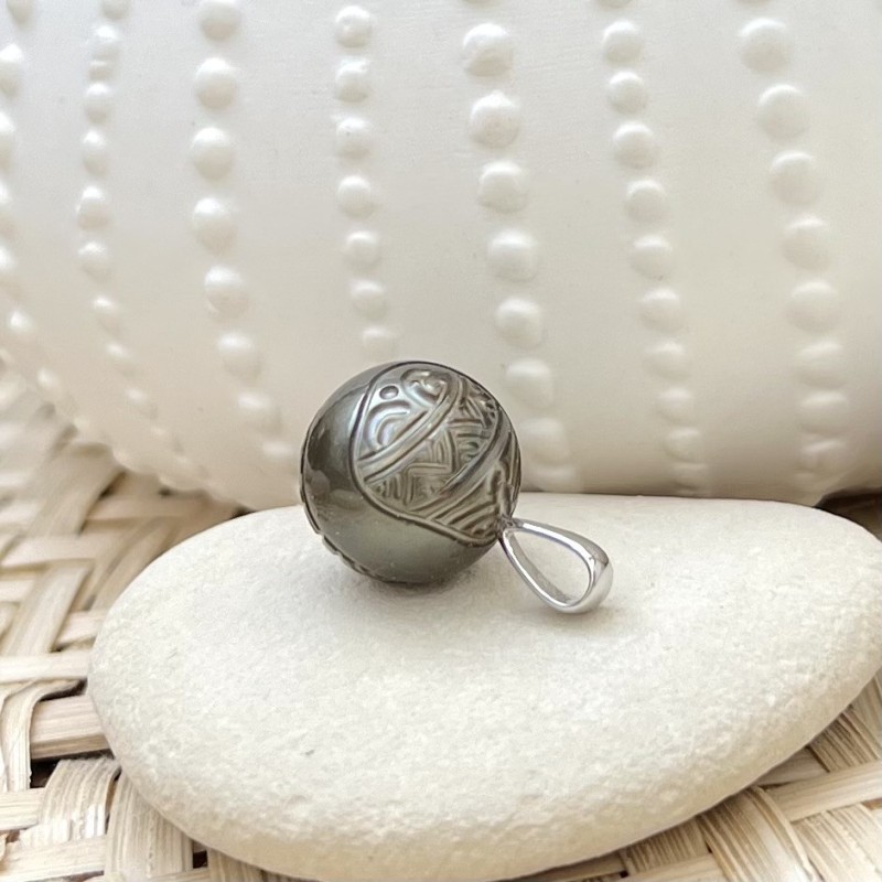 Ciondolo in argento rodiato con perla incisa, 14,74 mm