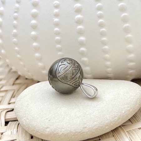 قلادة من الفضة المطلية بالروديوم مع لؤلؤة محفورة، 14.74 ملم