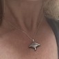 Colgante Manta Ray, plata rodiada, nácar de Tahití
