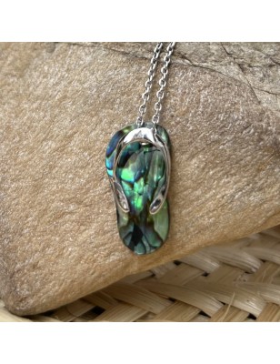 قلادة على شكل شبشب بين الأصابع