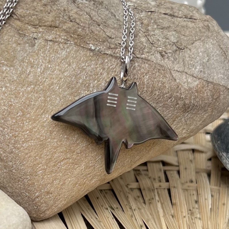 Pendentif Raie Manta en Nacre Perlière de Tahiti Pendentif Raie Manta en Nacre Perlière de Tahiti