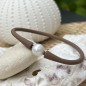 Sportarmband mit weißen Süßwasserperlen – Schokoladenbraunes Armband