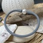 Bracelet en caoutchouc gris avec perle d'eau douce
