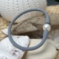 Bracelet en caoutchouc gris avec perle d'eau douce