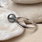 Серебряное кольцо с родиевым покрытием и серой таитянской жемчужиной — размер 56.