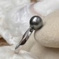 グレーのタヒチ産パールをあしらったロジウムメッキのシルバーリング - サイズ56