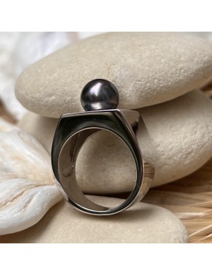 Silver Signet Ring Adorned with a Beautiful Aubergine Tahitian Pearl