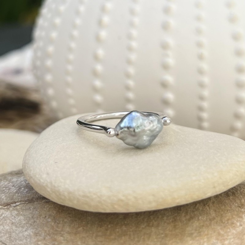 Āivi - Natural Keshi Ring - Rhodium Silver