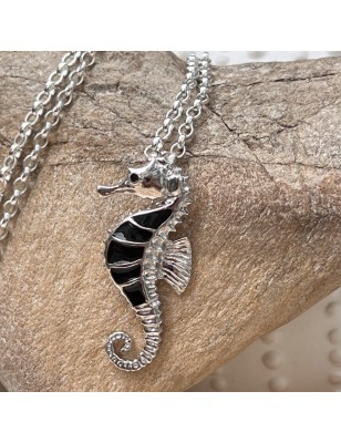 Tūpā – Seepferdchen-Anhänger – Schwarze Emaille – Rhodiumplattiertes Silber