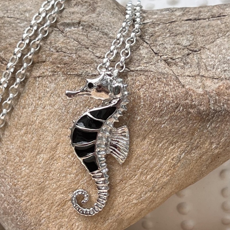 Tūpā - Pendentif Hippocampe - Émail Noir - Argent Rhodié