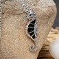 Tūpā - Pendentif Hippocampe - Émail Noir - Argent Rhodié