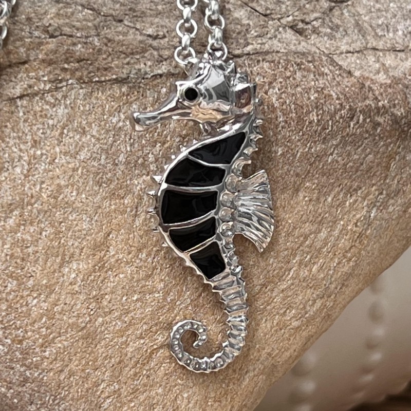 Pendentif Ancien Hippocampe En Résine - Années 60 - Avec Chaînette En Argent - Occasion Très Bon état