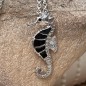 Tūpā - Pendentif Hippocampe - Émail Noir - Argent Rhodié