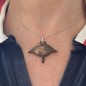 Colgante de manta raya en plata de ley 925 y coco