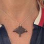 Кулон в виде ската-манты из серебра 925 пробы и кокосового ореха.