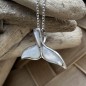 Oua - Pendentif Queue de Dauphin Nacre Blanche