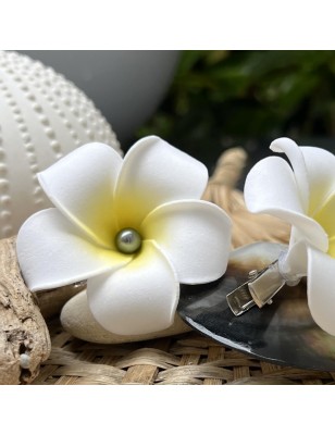 pince fleur vraie perle de Tahiti Poemotu