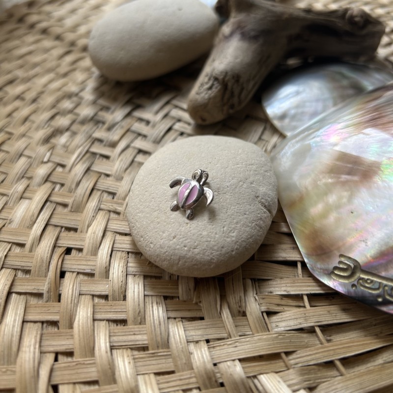 Colgante de plata, tortuga marina con esmalte rosa