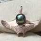 Anhänger aus 18-karätigem Gold mit Mantarochen und Tahitiperle