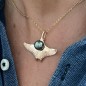 Anhänger aus 18-karätigem Gold mit Mantarochen und Tahitiperle