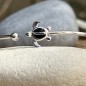 rhodiniertes Silberarmband mit schwarzer Emaille-Schildkröte