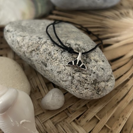 黑色棉质手链，饰以银色和黑色珐琅蝠鲼图案