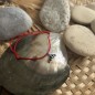 Bracciale in cotone rosso con manta in argento e smalto nero