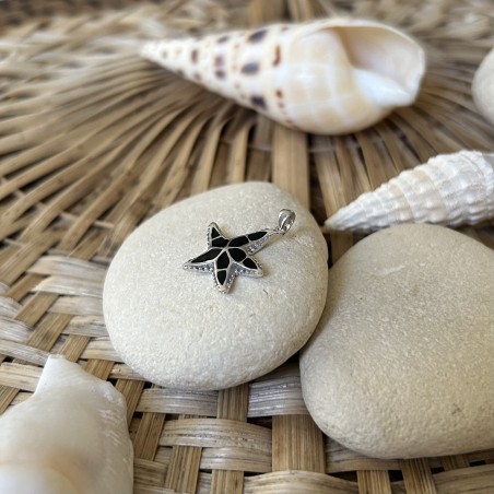 قلادة على شكل نجم البحر من المينا السوداء والفضة المطلية بالروديوم