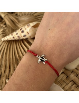 赤いコットンブレスレットと銀のカメと黒のエナメル